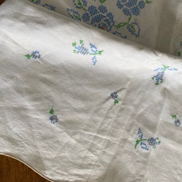 Adoption fundraiser-Vintage table cloth and napkins - Picture 3 of 8